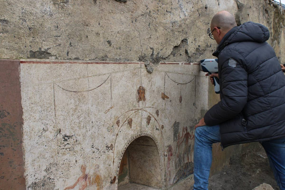 Αρχαιολόγοι αναλύουν τις ζωγραφιές στην έπαυλη Cuomo. Φωτογραφία: Soprintendenza ABAP per l’Area Metropolitana di Napoli
