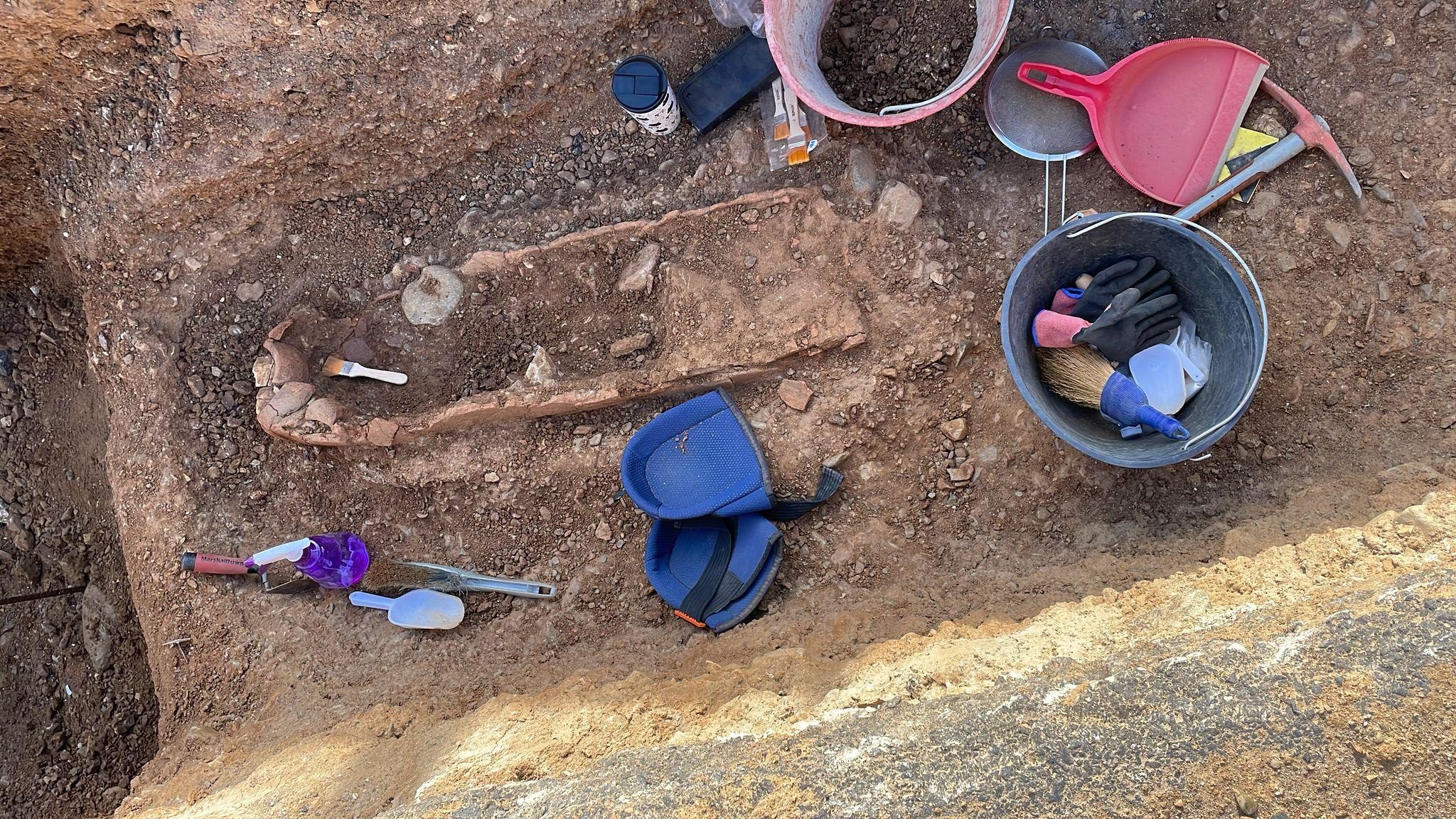 Η ανακάλυψη κατά τη διάρκεια οδικών έργων στην παλιά περιφερειακή οδό 8. Πηγή: Porrà