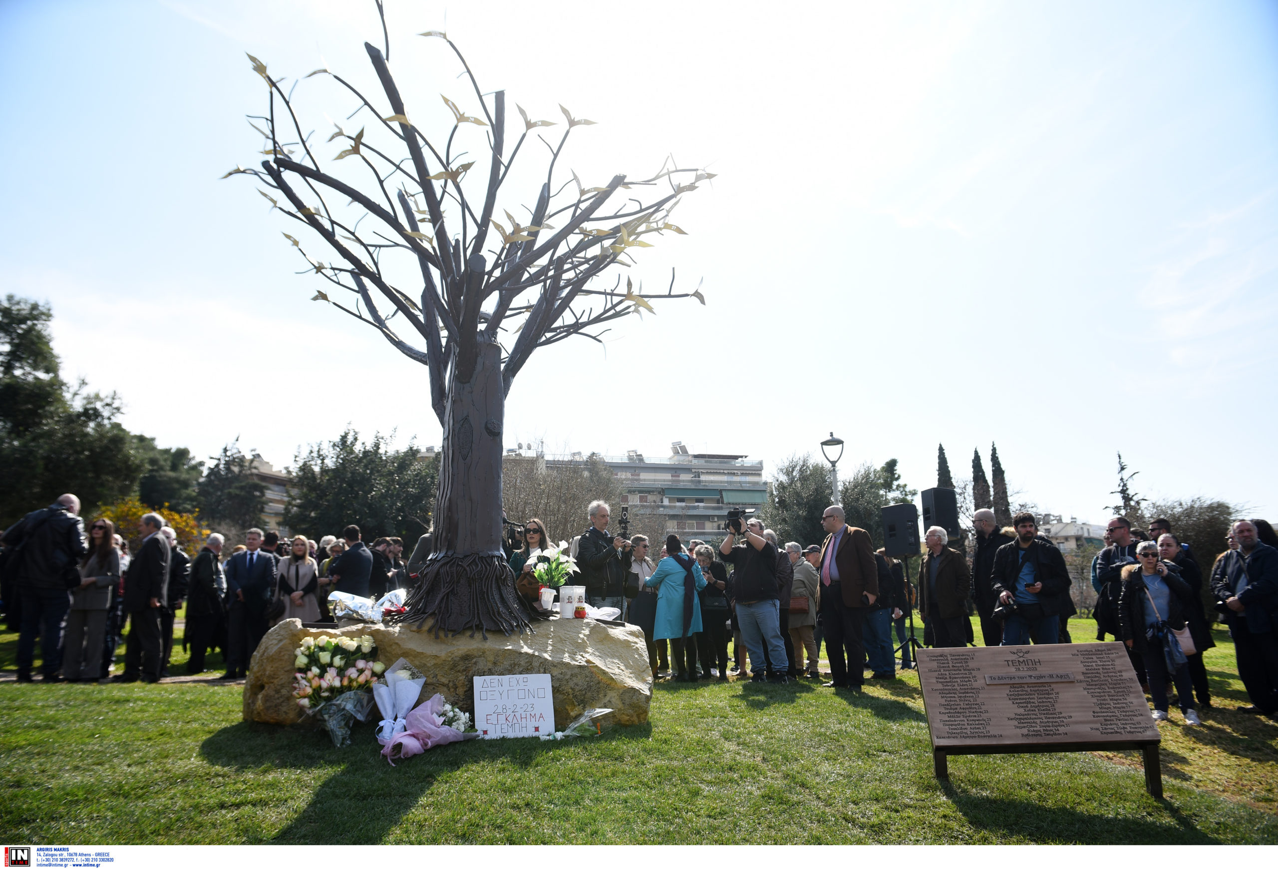 Tο «Δέντρο των Ψυχών – Η Αρχή»: Tα αποκαλυπτήρια του μνημείου για τα 57 θύματα των Τεμπών – ΦΩΤΟ και ΒΙΝΤΕΟ