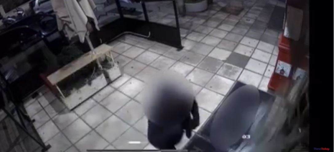 Θεσσαλονίκη: Καρέ καρέ η στιγμή που διαρρήκτης κάνει θρύψαλα τζαμαρία για να μπουκάρει σε κατάστημα – ΒΙΝΤΕΟ