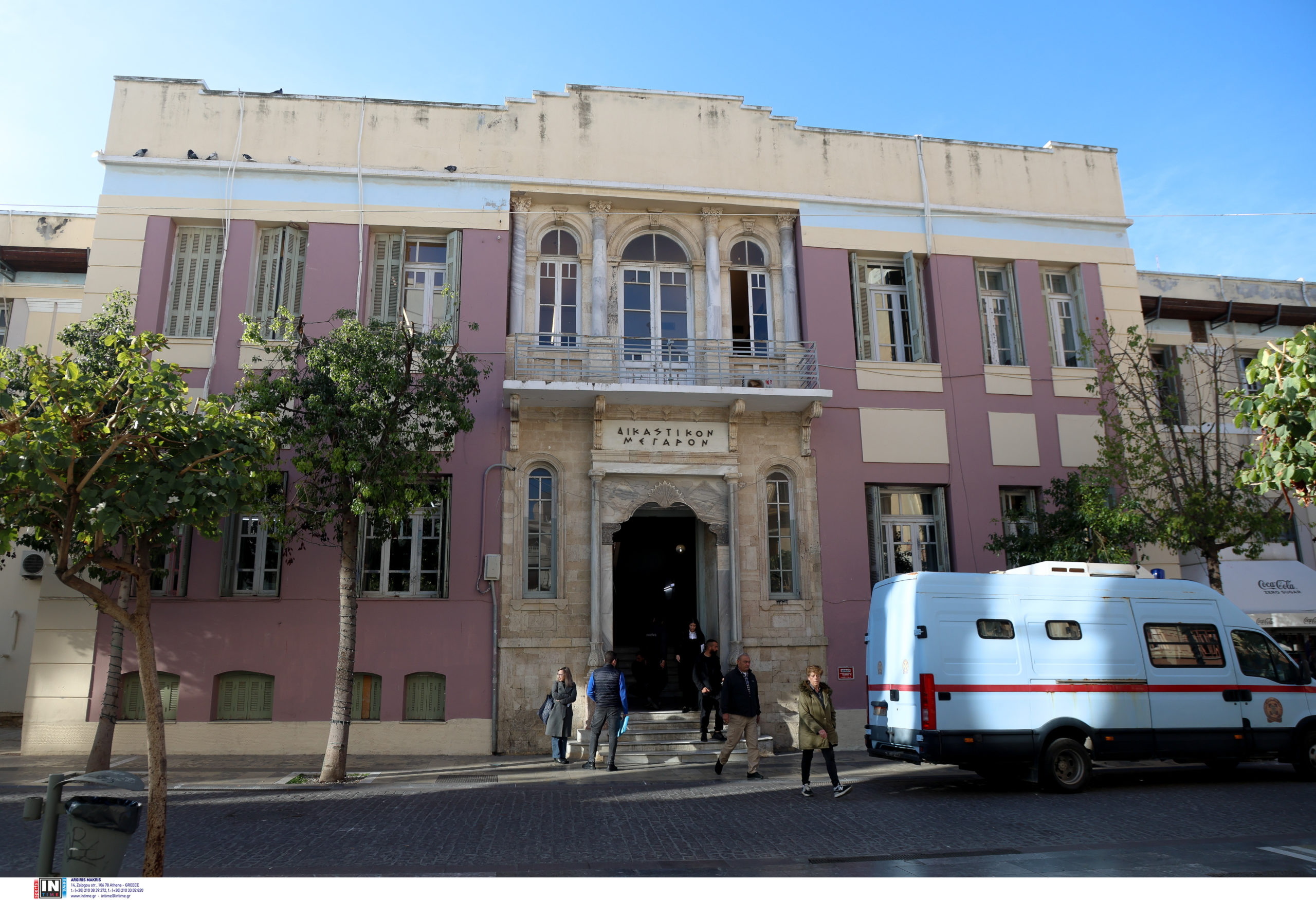 Ηράκλειο: Ελεύθερος με όρους ο 73χρονος για το ένοπλο επεισόδιο στην πλατεία χωριού – «Ήθελα να εκφοβίσω τα παιδιά» υποστήριξε