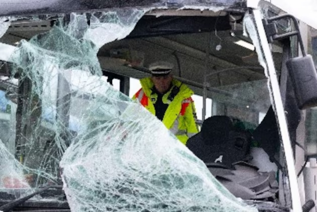 Γερμανία: Σχολικό λεωφορείο συγκρούστηκε με τραμ στο Μόναχο – Αναφορές για 11 τραυματίες