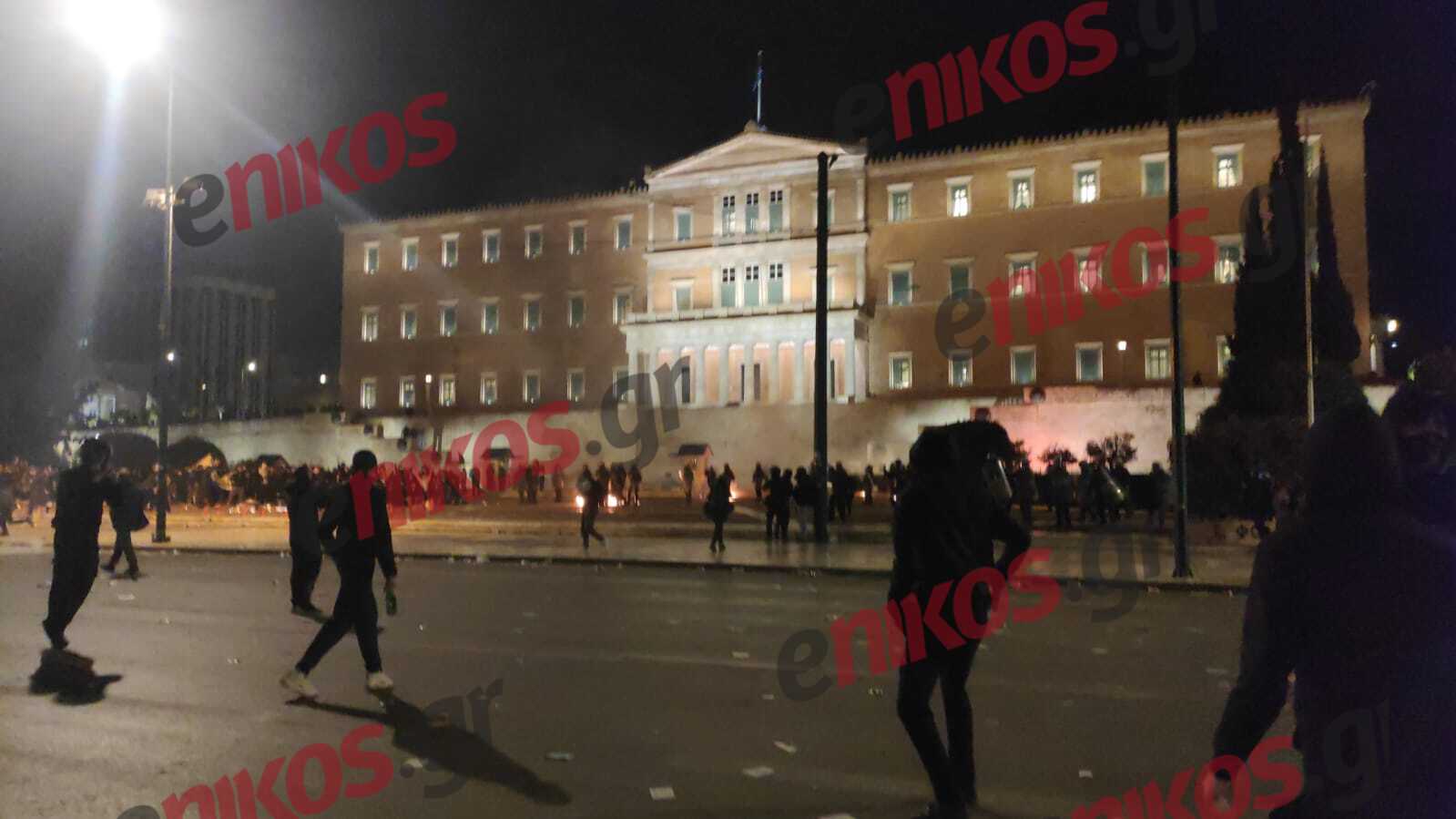 Επεισόδια στο Σύνταγμα μετά την συγκέντρωση για τα Τέμπη – ΦΩΤΟ και ΒΙΝΤΕΟ