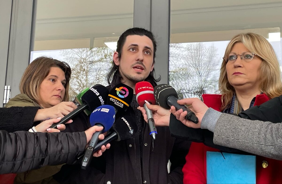 Τέμπη: «Χρειάστηκαν 2 χρόνια για να καταθέσουμε, αυτό είναι κοροϊδία» λέει επιβάτης από το τρίτο βαγόνι