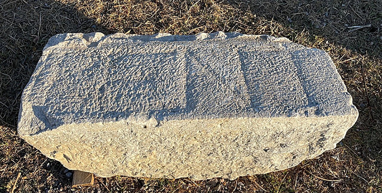 Το φθαρμένο κείμενο από το επιστήλιο της αρχαίας πόλης Τέως. Φωτογραφία:Teos Archaeological Project