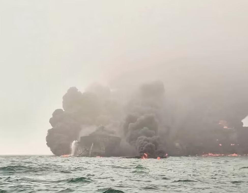 Βρετανία: Κηροζίνη και κυανιούχο νάτριο μετέφεραν τα πλοία που συγκρούστηκαν – Τι λένε οι ειδικοί