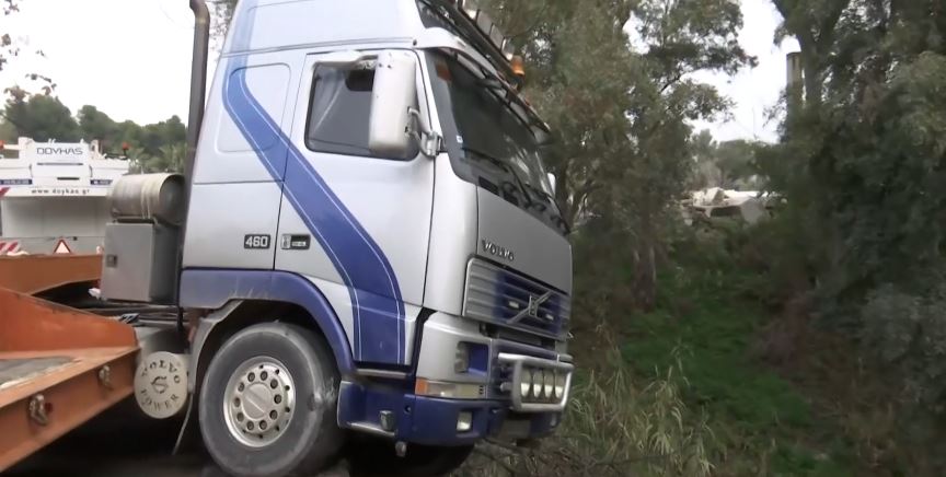 Λεωφόρος Τατοΐου: Φορτηγό εξετράπη της πορείας του – Διακοπή της κυκλοφορίας