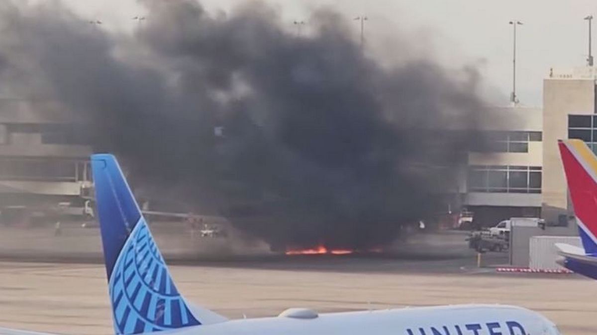 Αεροπλάνο της American Airlines τυλίχθηκε στις φλόγες στο αεροδρόμιο του Ντένβερ