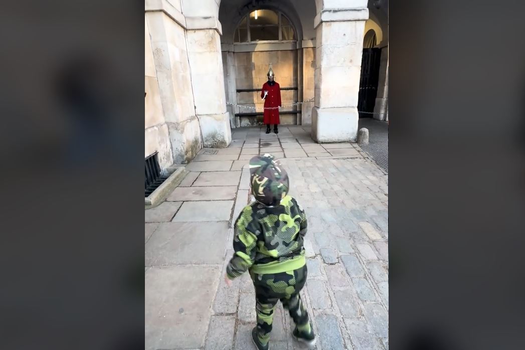 Βίντεο: Η αξιολάτρευτη στιγμή που Φρουρός του Βασιλιά σπάει το πρωτόκολλο για ένα τυφλό 8χρονο αγόρι