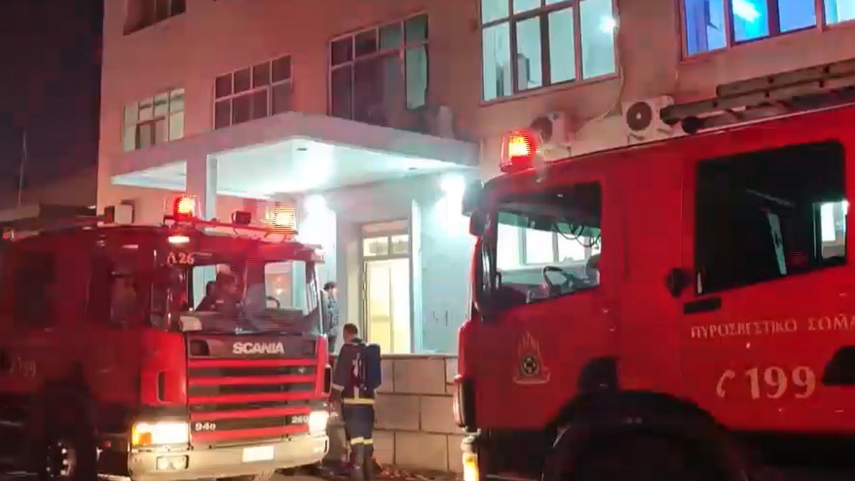 Γενικό Κρατικό Νίκαιας: Έσβησε η φωτιά στο κτίριο του νέου τμήματος επιγόντων περιστατικών – «Άγνωστη η αιτία», λέει ο Άδωνις Γεωργιάδης