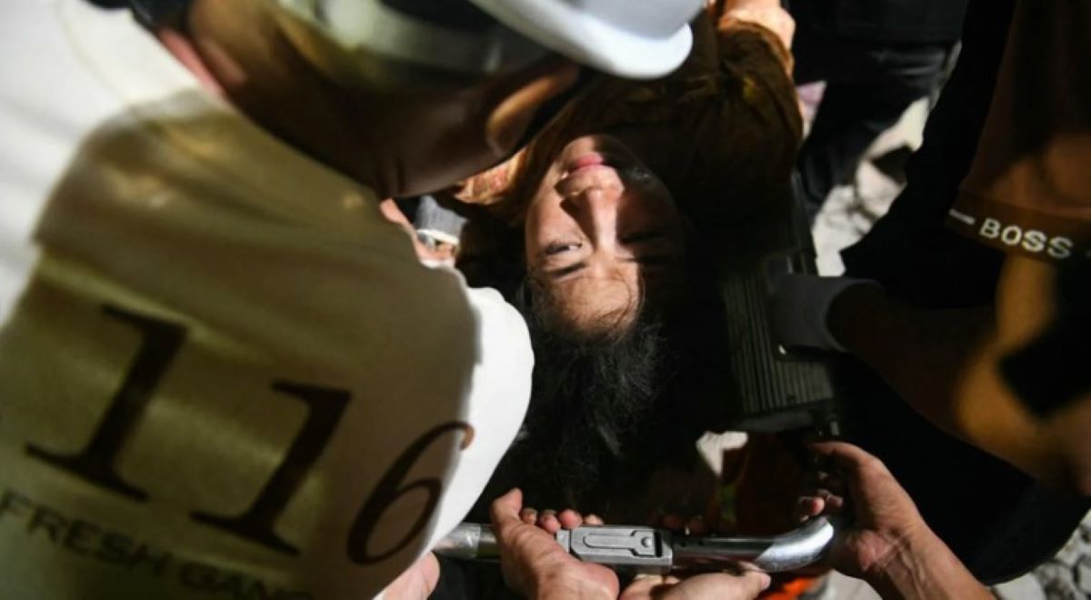 Μιανμάρ: Καρέ καρέ η στιγμή της διάσωσης μίας γυναίκας – Ήταν εγκλωβισμένη 30 ώρες στα ερείπια – ΒΙΝΤΕΟ