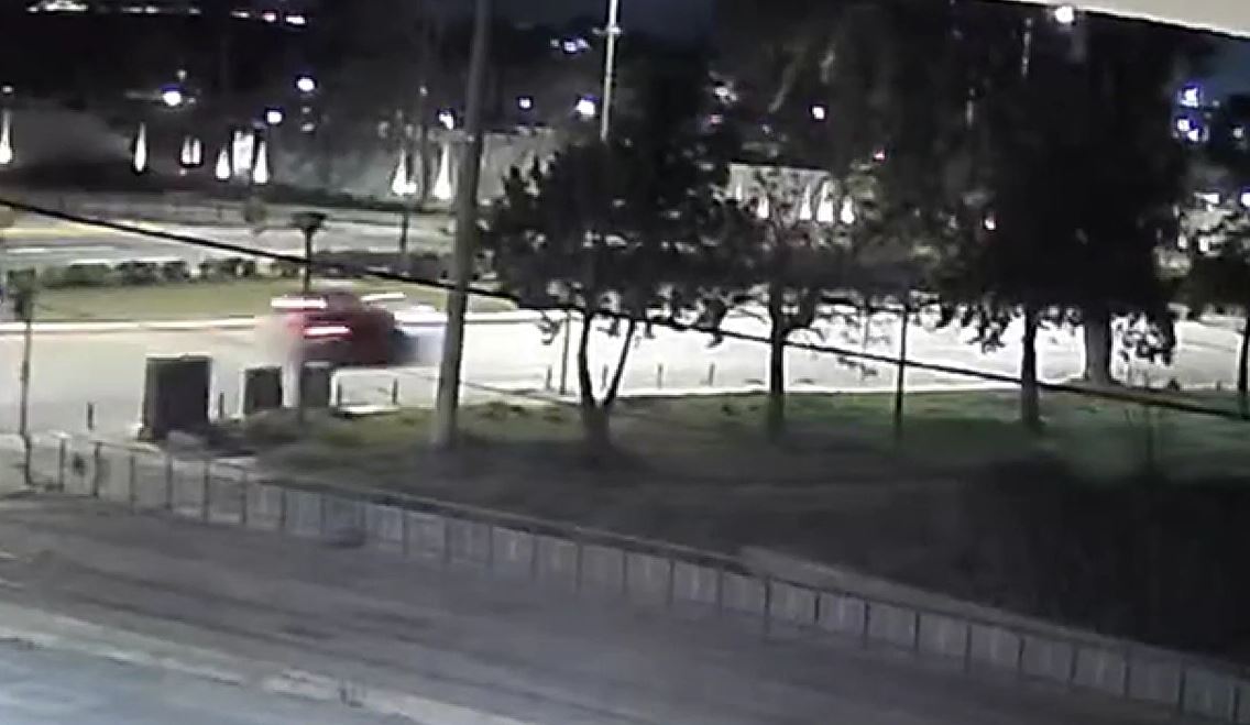 Τροχαίο στην παραλιακή: Η στιγμή που το αυτοκίνητο «καρφώνεται» σε στάση λεωφορείου – Βίντεο ντοκουμέντο