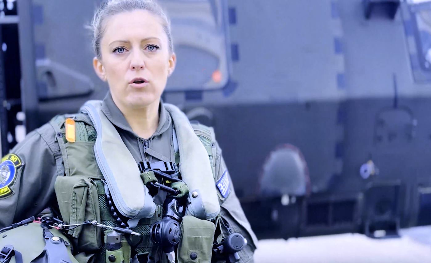 Ημέρα της Γυναίκας: Πιλότοι Apache, οδηγός ΤΑΝΚ, αλεξιπτωτιστές… και μάνες – Δείτε βίντεο