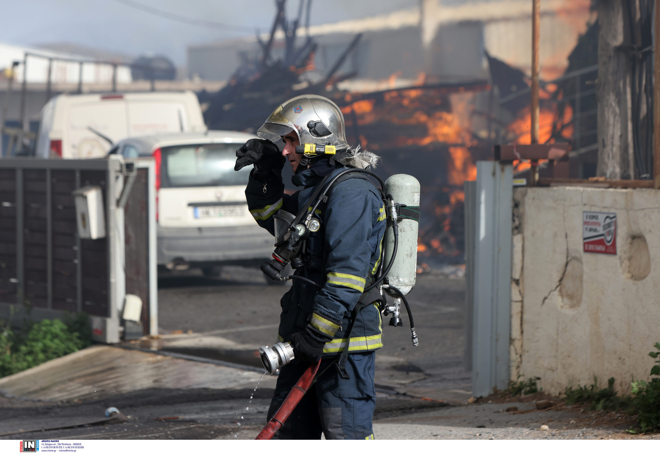 Ηράκλειο: Συνεχίζεται η επιχείρηση των πυροσβεστών στο εργοστάσιο ξυλείας – Χωρίς εστία φωτιάς μέσα στο χώρο