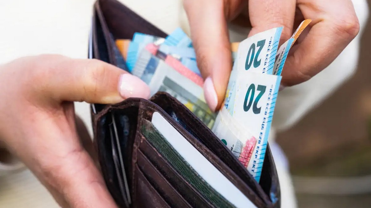 Κατώτατος μισθός: Ποιοι θα έχουν αποδοχές άνω των 1.000 ευρώ – Δείτε αναλυτικά παραδείγματα