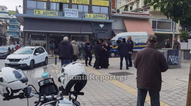Λαμία: Βίντεο-σοκ με τον ιερέα σε κατάσταση αμόκ να βρίζει και να απειλεί αστυνομικούς – «Είναι αλήτες, είναι γαϊδούρια…»
