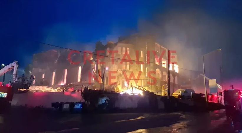 Ηράκλειο: Οριοθετήθηκε η μεγάλη φωτιά στο εργοστάσιο ξυλείας – «Αυτή τη στιγμή δεν έχουμε πρόβλημα με τα γειτονικά εργοστάσια»