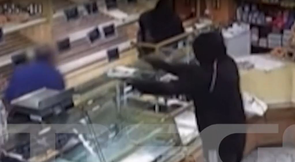 Καισαριανή: «Έπιασα το σκαμπό και είπα θα γλιτώσω ό,τι μπορέσω» – Τι λέει ο φούρναρης που βρέθηκε αντιμέτωπος με ένοπλους ληστές