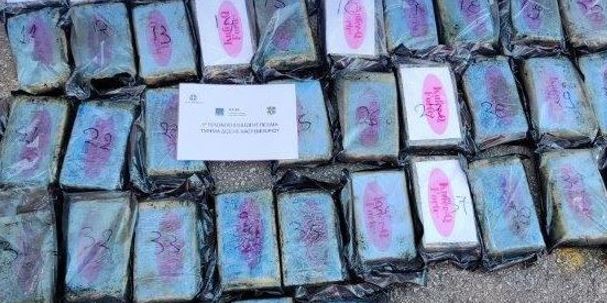 ΑΑΔΕ: Κατασχέθηκαν 54 κιλά κοκαΐνης αξίας 2,35 εκατ. ευρώ στον Πειραιά – Εντοπίστηκαν σε εμπορευματοκιβώτιο με μπανάνες – ΦΩΤΟ και ΒΙΝΤΕΟ