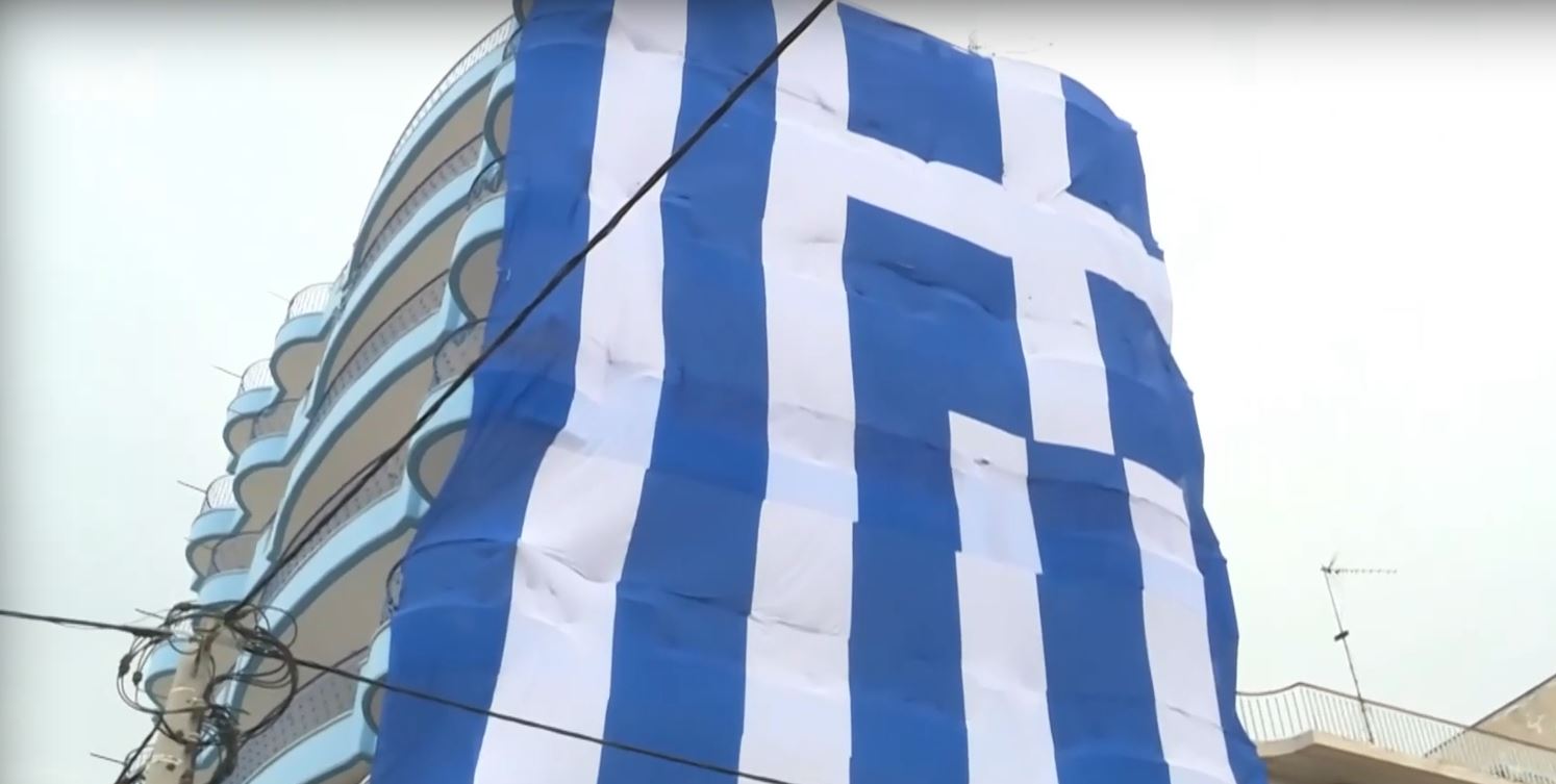 25η Μαρτίου: Γιγαντιαία ελληνική σημαία σε πολυκατοικία στο Κερατσίνι – Δείτε βίντεο