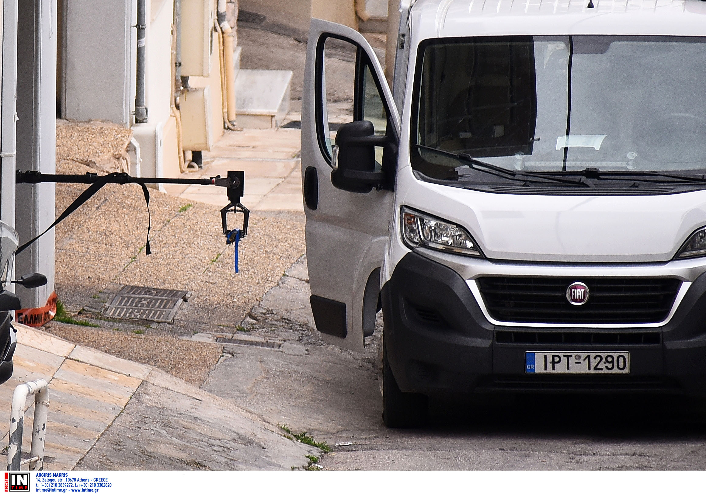 Κερατσίνι: Η στιγμή που πυροτεχνουργοί απομακρύνουν την χειροβομβίδα – ΒΙΝΤΕΟ