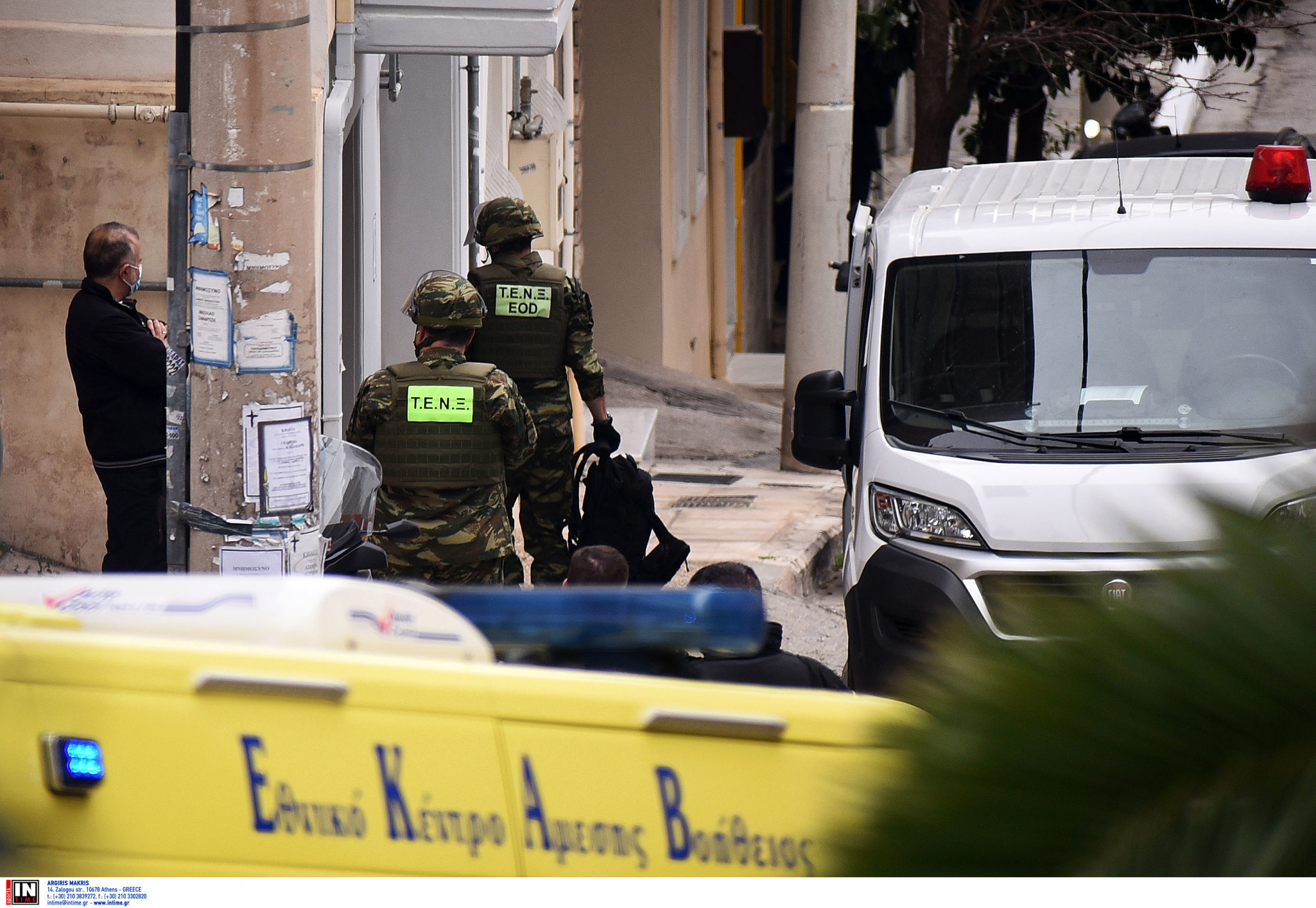 Κερατσίνι: Η στιγμή που πυροτεχνουργοί απομακρύνουν την χειροβομβίδα – ΒΙΝΤΕΟ