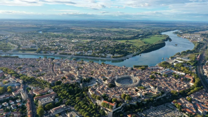 Εναέρια λήψη της πόλης Αρλ, κοντά στο ποταμό Ροδνό στη Γαλλία. Οι επιστήμονες μπορεί να έχουν ανακαλύψει τα ευρήματα ενός ρωμαϊκού καναλιού νότια της Αρλ, το οποίο έχτισε ο θείος του Ιούλιου Καίσαρα. Φωτογραφία: Rafael_Wiedenmeier via Getty Images