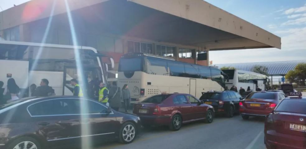 Πατρινό Καρναβάλι 2025: Αναμένονται 100.000 επισκέπτες – Ανά 10 λεπτά δρομολόγια των ΚΤΕΛ από την Αθήνα