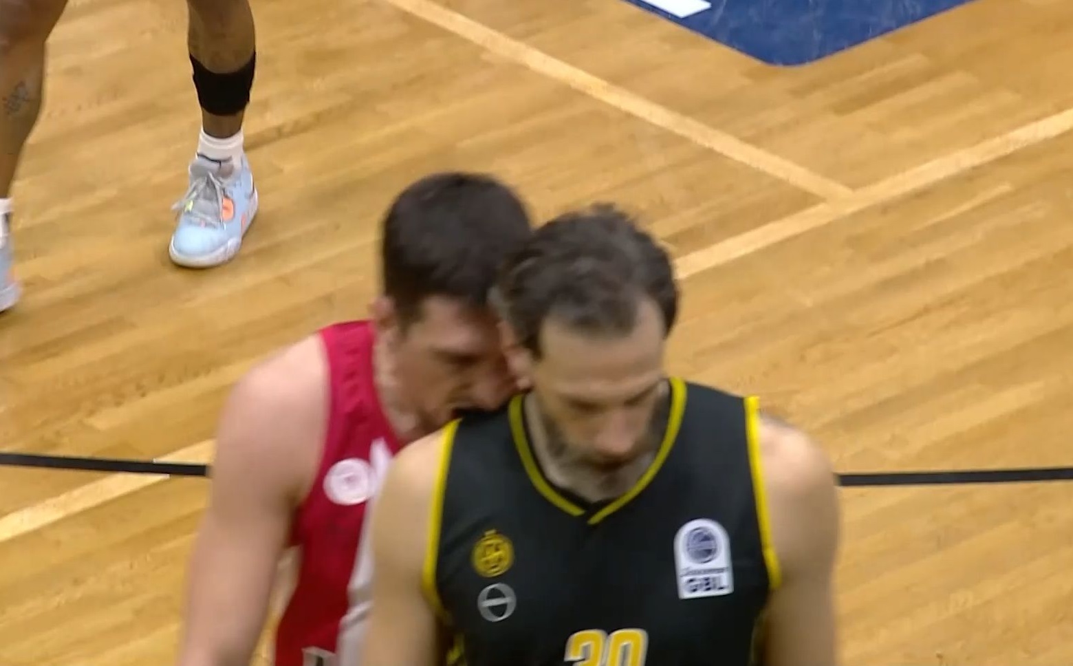 Μαρούσι – Ολυμπιακός: Επικό σκηνικό ανάμεσα σε Γιαννόπουλο και Λαρεντζάκη – «Θα πάμε στα επείγοντα από δάγκωμα κόμπρας»