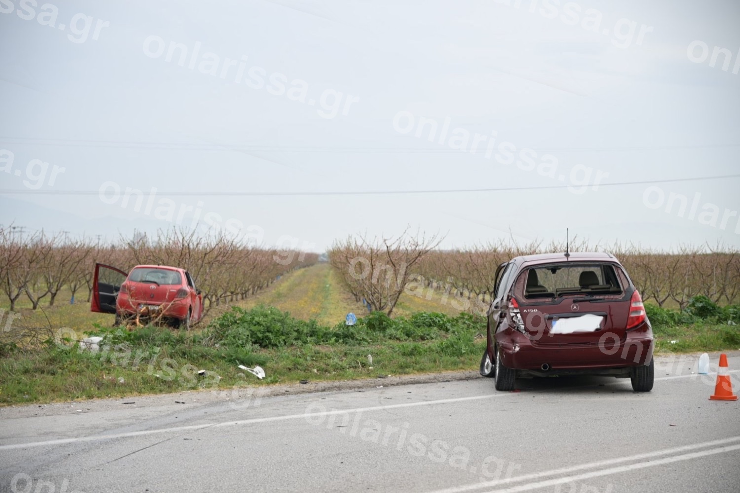 Λάρισα: Σοβαρό τροχαίο με τρεις τραυματίες – Το ένα αυτοκίνητο κατέληξε σε χωράφι – ΦΩΤΟ και ΒΙΝΤΕΟ