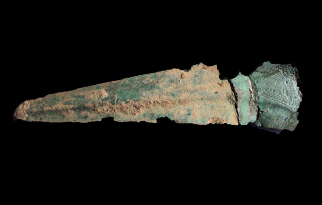 Το ένα από τα 2 στιλέτα που ανακαλύφθηκαν τυχαία σε χωράφι.