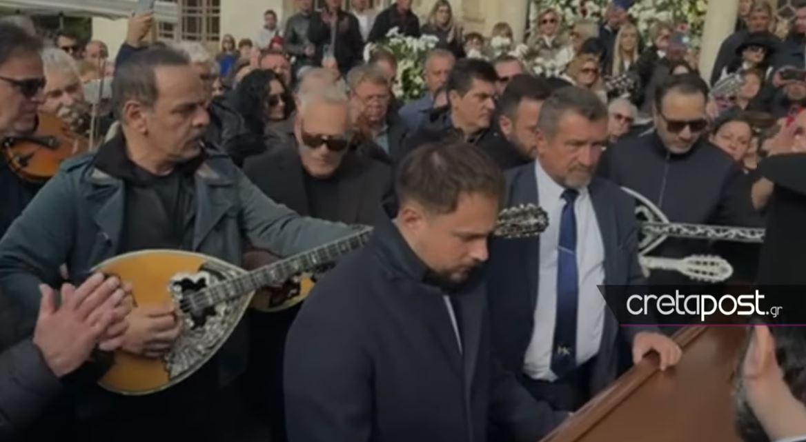 Μανώλης Λιδάκης: Συγκινητικές στιγμές στο τελευταίο «αντίο» – Τον συνόδευσαν με το «Άστρα μην με μαλώνετε» και χειροκροτήματα