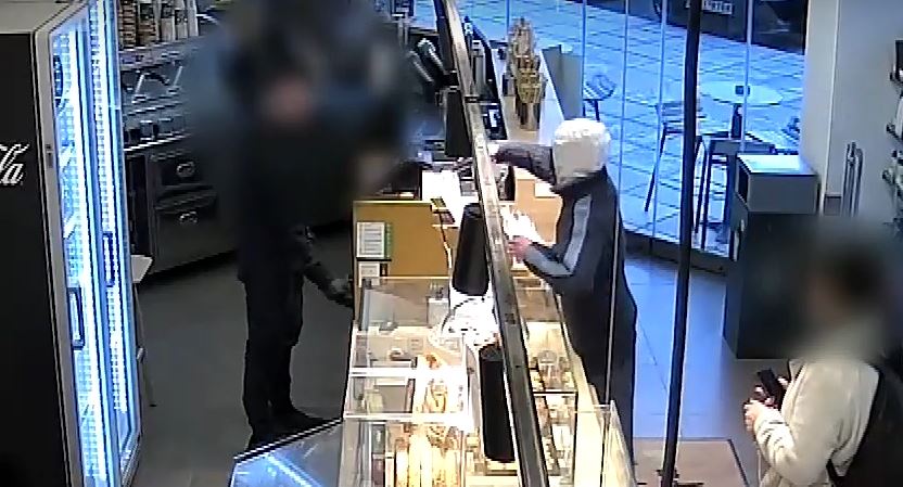 Θεσσαλονίκη: Ληστής μπούκαρε ένοπλος σε καφετέριες και απειλούσε τους υπαλλήλους – Βίντεο ντοκουμέντο