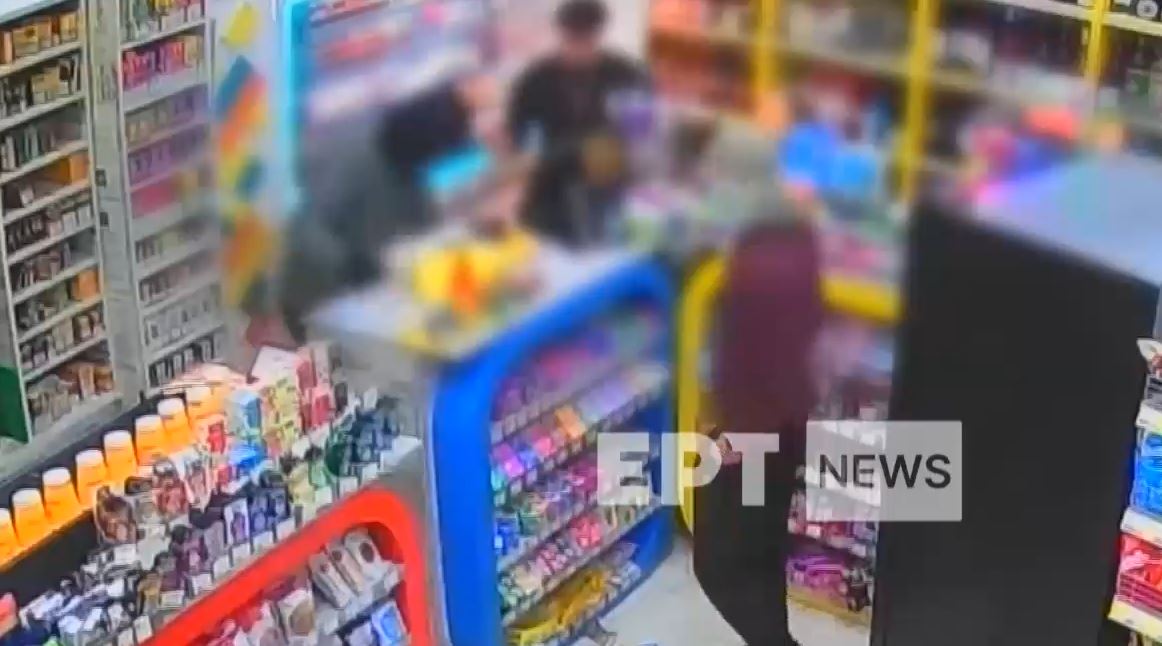 Θεσσαλονίκη: Ληστές μπούκαραν με πριόνι και ρόπαλο σε μίνι μάρκετ – Άρπαξαν χρήματα και… ηλεκτρονικά τσιγάρα – Βίντεο ντοκουμέντο