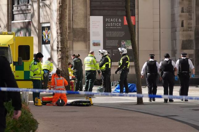 Λονδίνο: Φορτηγάκι έπεσε πάνω σε πεζούς –  Μία νεκρή και 3 τραυματίες