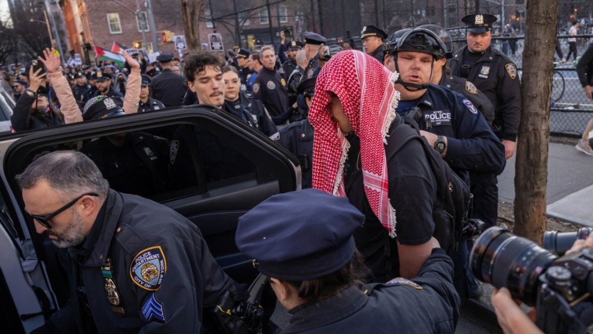 Μανχάταν: Επεισόδια και συλλήψεις σε διαδηλώσεις υπέρ του Παλαιστίνιου φοιτητή του Κολούμπια που θέλει να απελάσει ο Τραμπ