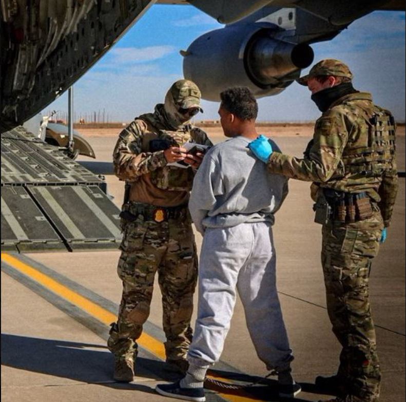 ΗΠΑ: Μετανάστες μεταφέρθηκαν αεροπορικώς από τη στρατιωτική φυλακή στο Γκουαντάναμο στη Λουιζιάνα