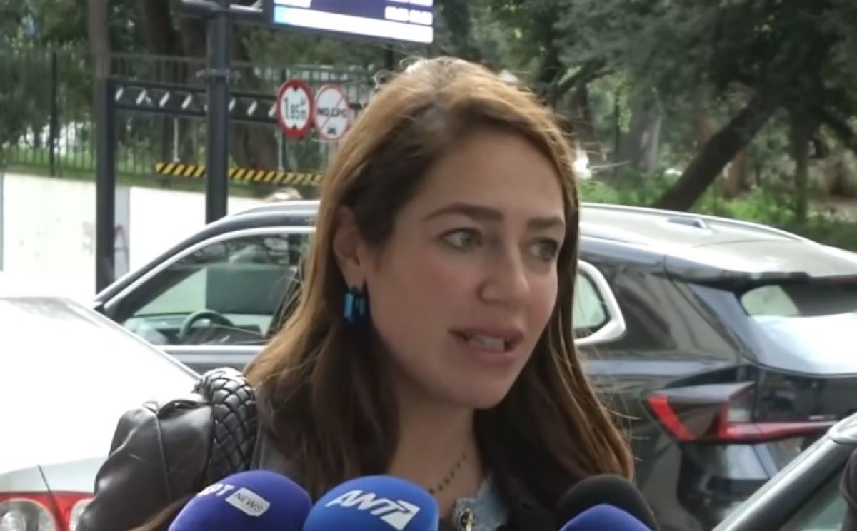 Μιχαηλίδου κατά την άφιξή της στο υπουργείο Κοινωνικής Συνοχής και Οικογένειας: «Προτεραιότητα το δημογραφικό και το στεγαστικό»