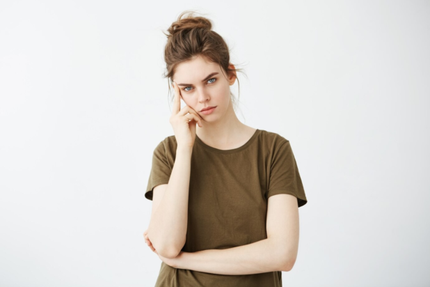 Ο αδελφός της λέει ψέματα στους παππούδες τους για να τους παίρνει λεφτά - "τους λέει ότι τα χρειάζεται για το ενοίκιο και αγοράζει πράγματα που δεν χρειάζεται". Φωτογραφία: Freepik