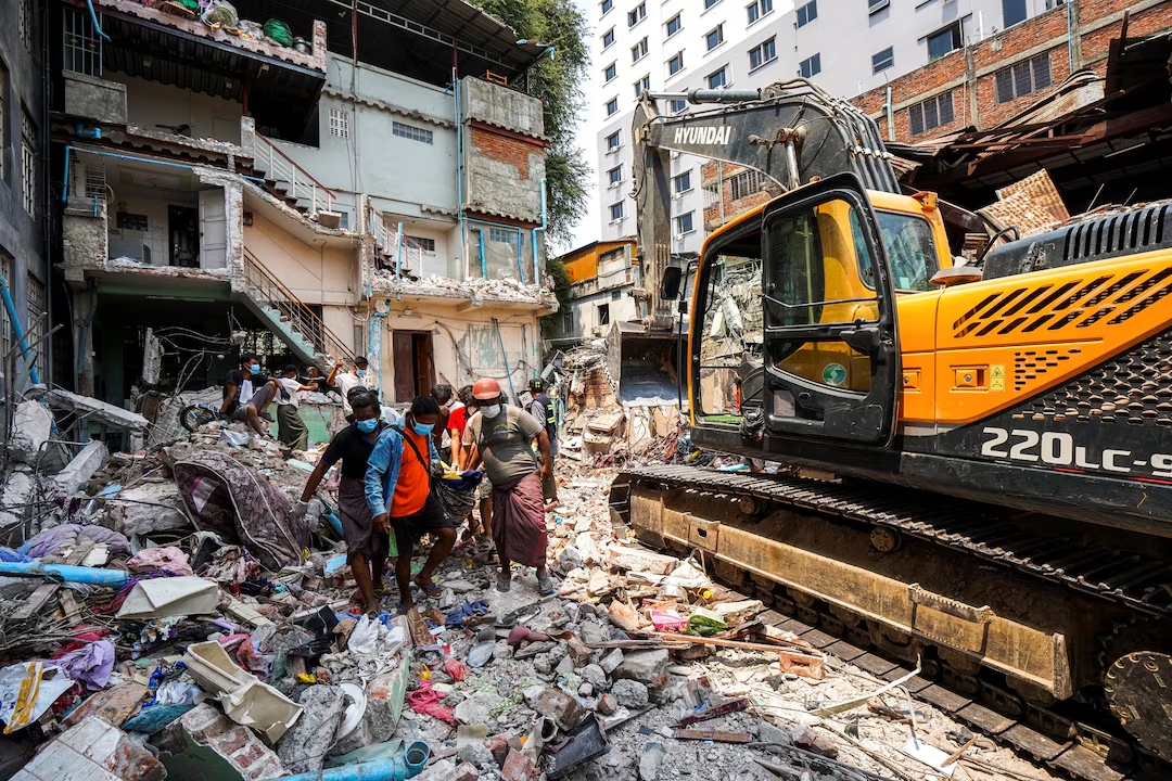 Μιανμάρ: 1.700 νεκροί και ανθρωπιστική κρίση χωρίς προηγούμενο από τον σεισμό – Ένα μωρό στην Μπανγκόκ γεννήθηκε στον δρόμο