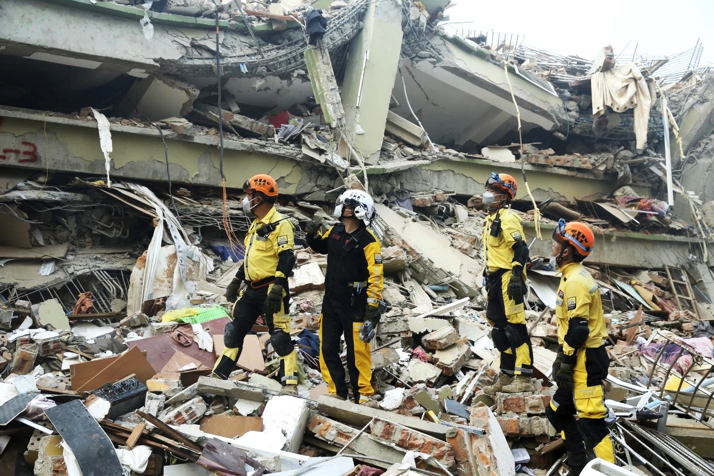 Μιανμάρ: Διασώθηκε γυναίκα έπειτα από 60 ώρες στα ερείπια – Τουλάχιστον 2.000 νεκροί από τον καταστροφικό σεισμό