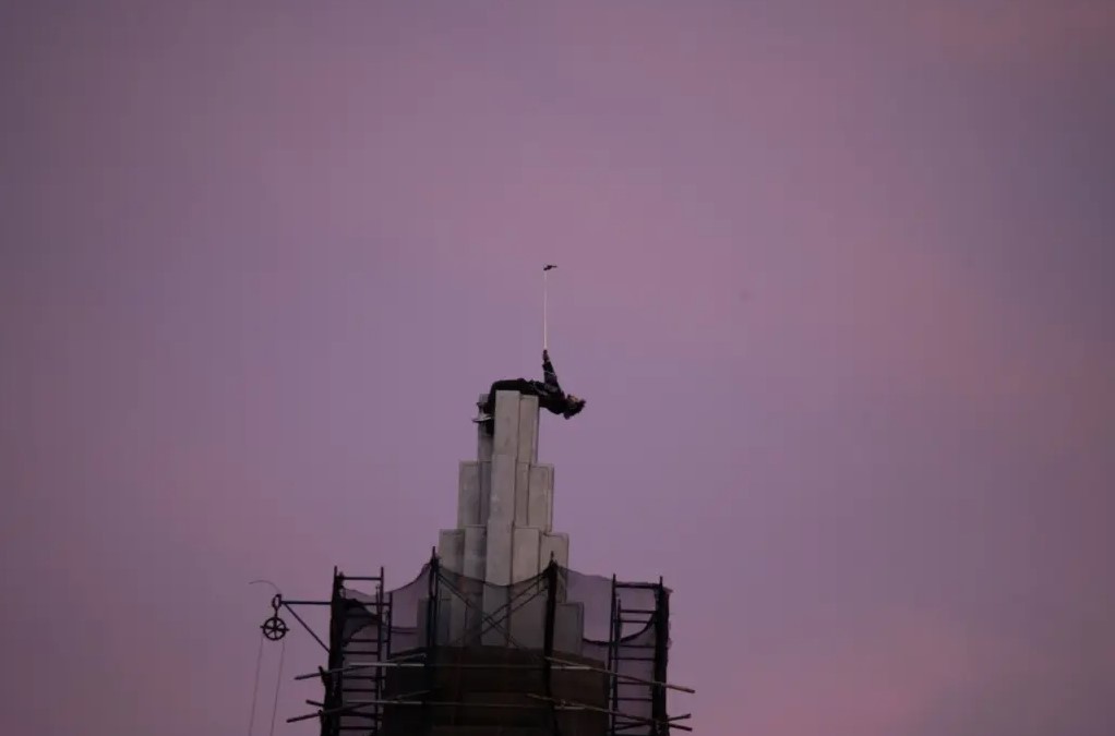 Νέα Υόρκη: Κρεμάστηκαν από την οροφή κτιρίου για να βγάλουν selfies – Οι εικόνες κόβουν την ανάσα