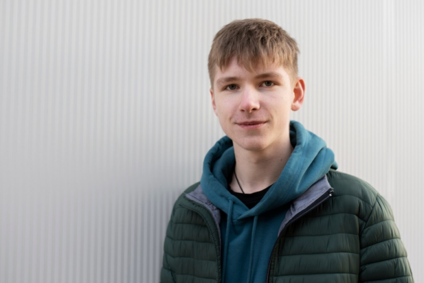 Ο πατέρας του, του ζητά να δώσει χρήματα από την κληρονομιά του για να βοηθήσει τον ετεροθαλή αδελφό του που είναι άρρωστος – «θα μπορούσα να βοηθήσω, αλλά επιλέγω να μην το κάνω». Φωτογραφία: Freepik