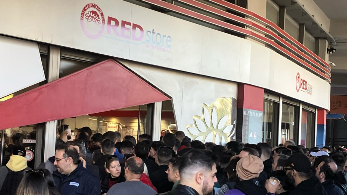 Ολυμπιακός: «Αμόκ» για την επετειακή φανέλα – Πλήθος κόσμου έξω από το «Γ. Καραϊσκάκης»