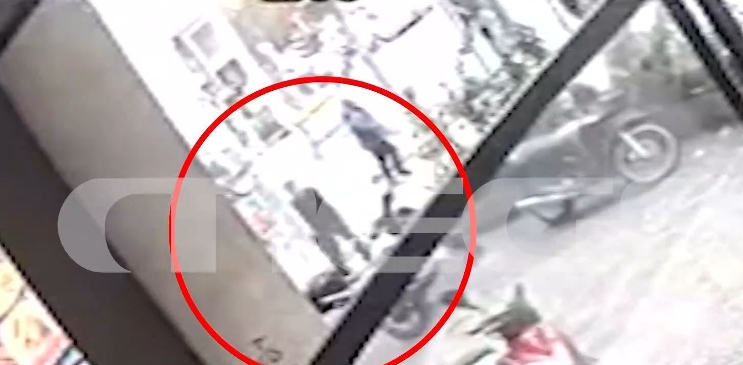 Ομόνοια: Βίντεο ντοκουμέντο από τη στιγμή που οι εργαζόμενοι μεταφέρουν τον 57χρονο άστεγο στο πεζοδρόμιο