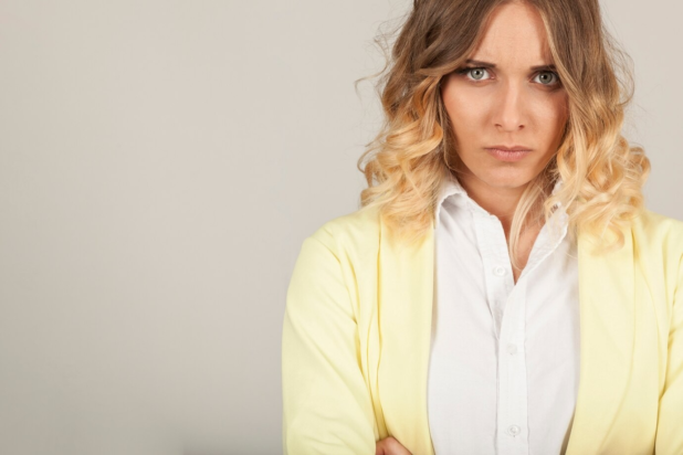 Η κουνιάδα της την κατηγορεί επειδή είναι σκληρή με τους βιολογικούς της γονείς – «οι γονείς μου άφησαν μόνο εμένα στο ίδρυμα και με θεωρούν υπεύθυνη για τον θάνατο του αδελφού μου». Φωτογραφία: Freepik