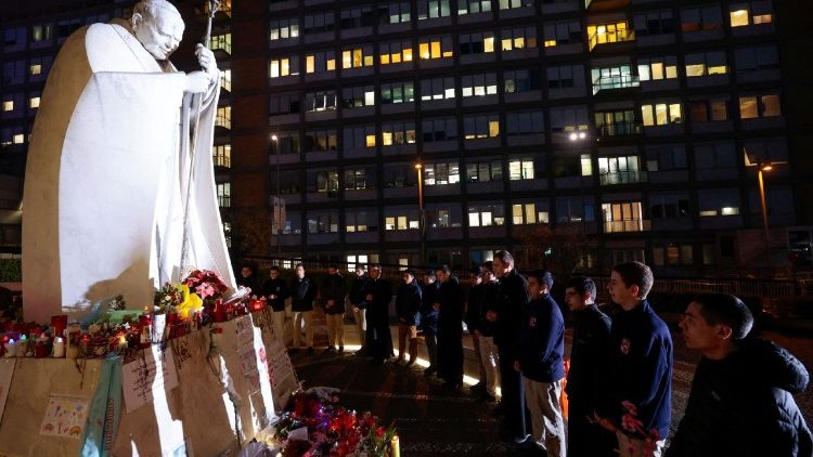 Πάπας Φραγκίσκος: Το μεσημέρι της Κυριακής θα ευλογήσει τους πιστούς από το νοσοκομείο