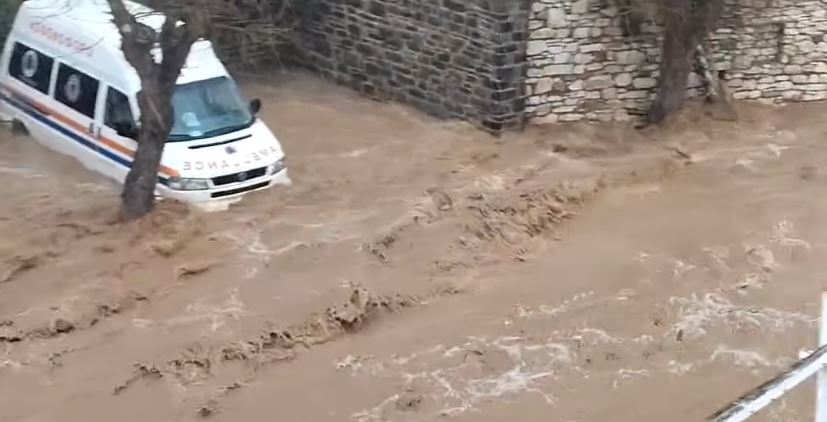 Κακοκαιρία στην Πάρο: Δεν κατάφερε να προσγειωθεί ελικόπτερο με 8 στελέχη της ΕΜΑΚ