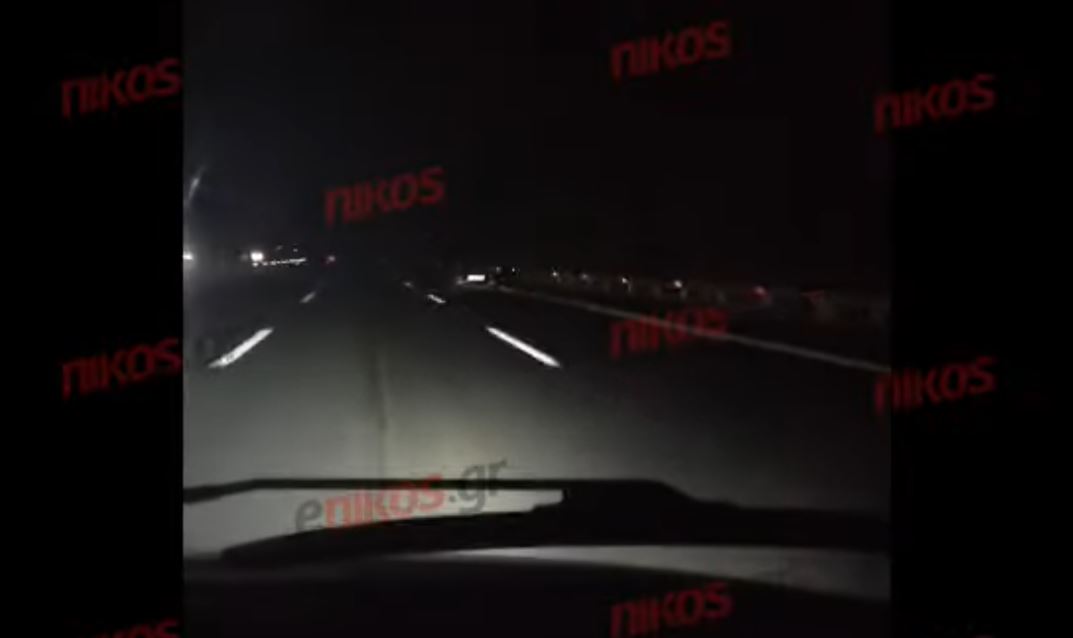 Αυτοκίνητο χωρίς αναμμένα φώτα