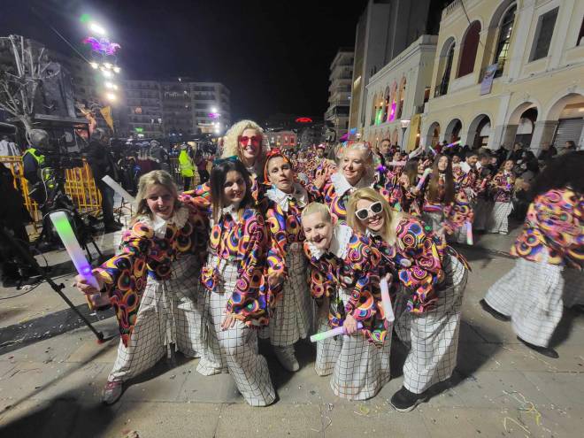 Πατρινό Καρναβάλι 2025: Φώτα, μουσική, ξεφάντωμα στη νυχτερινή ποδαράτη παρέλαση